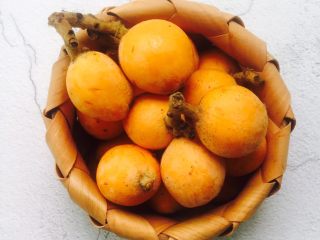 1、#一起吃枇杷#巧剥枇杷,新鲜枇杷一斤