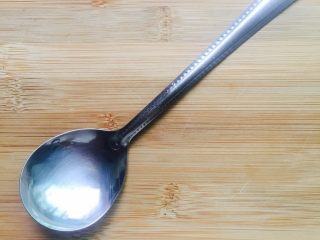 2、#一起吃枇杷#巧剥枇杷,准备一支汤勺