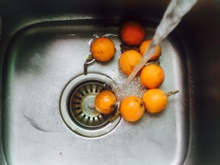 3、#一起吃枇杷#巧剥枇杷,枇杷表面有一层绒毛，将枇杷清洗干净（吃多少洗多少）