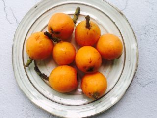 4、#一起吃枇杷#巧剥枇杷,清洗干净后的枇杷放在盘子里