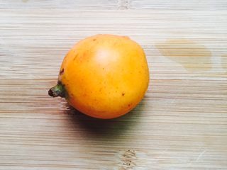 5、#一起吃枇杷#巧剥枇杷,为了拍照片只好将枇杷放在菜板上