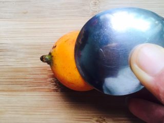 6、#一起吃枇杷#巧剥枇杷,用汤勺从头到尾将枇杷进行全身“刮痧”（一手拍照一手做示范动作）