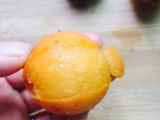 7、#一起吃枇杷#巧剥枇杷,然后轻轻的从尾部撕掉枇杷皮