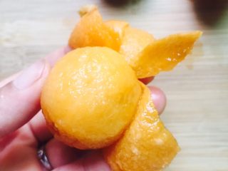 8、#一起吃枇杷#巧剥枇杷,一片一片的撕掉枇杷外衣