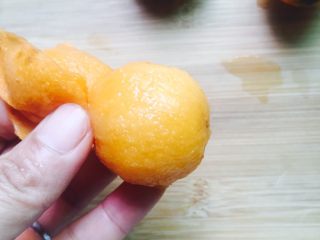 9、#一起吃枇杷#巧剥枇杷,一颗完整的枇杷就这样轻而易举的剥掉皮了，是不是很简单呢????