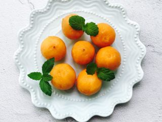 10、#一起吃枇杷#巧剥枇杷,放上薄荷叶装饰