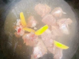 2、冬日暖心菜～羊肉焖黎麦饭,羊肉入锅放3滴料酒和姜片一起焯水去浮末