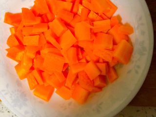 3、冬日暖心菜～羊肉焖黎麦饭,胡萝卜去皮切小丁，块不要太小