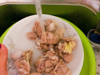 5、冬日暖心菜～羊肉焖黎麦饭,炒好水的羊肉过一下凉水，放置一旁