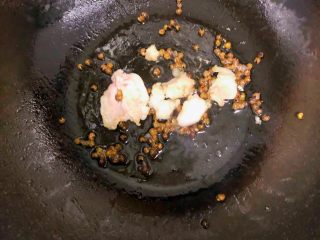 6、冬日暖心菜～羊肉焖黎麦饭,杨膘和花椒一起入锅炸出油