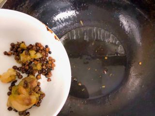 7、冬日暖心菜～羊肉焖黎麦饭,炸好后把花椒杨膘捞出锅里只剩油