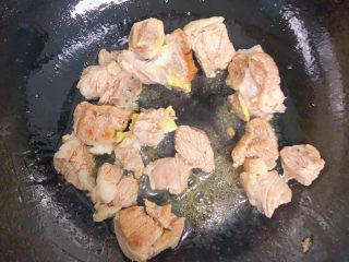 8、冬日暖心菜～羊肉焖黎麦饭,把羊肉入锅炒香