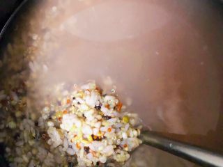 11、冬日暖心菜～羊肉焖黎麦饭,把黎麦➕小半碗米饭➕小半碗粗粮米一起提前泡20分钟在开始煮