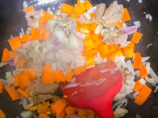 9、冬日暖心菜～羊肉焖黎麦饭,加入胡萝卜和洋葱一起翻炒