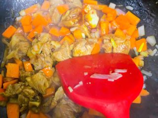 10、冬日暖心菜～羊肉焖黎麦饭,加入2滴无添加酱油和2滴蚝油即可