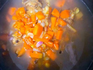 12、冬日暖心菜～羊肉焖黎麦饭,泡好的米中加入炒香的羊肉胡萝卜馅