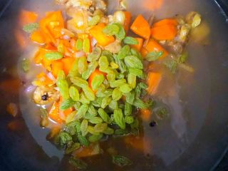 13、冬日暖心菜～羊肉焖黎麦饭,加入葡萄干