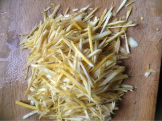 3、蜂蜜柚子茶,3、用刀去掉表面黄色的薄皮，然后用刀把柚子皮切成丝，然后用水浸泡1小时，中途要换水，