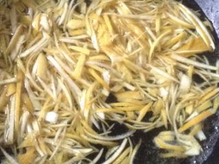 4、蜂蜜柚子茶,4、锅里放水烧开放入柚子皮煮上3分钟，放凉挤干水分【主要是除去一些苦涩的味道】