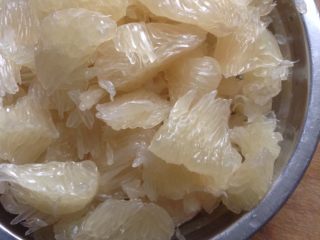 5、蜂蜜柚子茶,5、把柚子肉薄出来撕碎备用