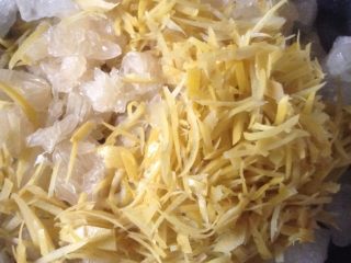 6、蜂蜜柚子茶,6、把柚子皮，柚子肉，冰糖，还有100毫升的清水放入锅里，加入适量的柠檬汁，中小火熬煮