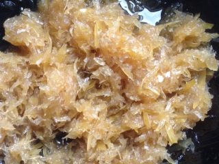 8、蜂蜜柚子茶,8，等待柚子变温就可以加入蜂蜜搅拌均匀咯，