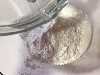 5、蜂蜜红糖粑粑,温水倒入糯米粉里