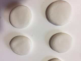 9、蜂蜜红糖粑粑,用手掌压成小圆饼，不要太薄，放入不粘盘中，你也可以放在保鲜膜上