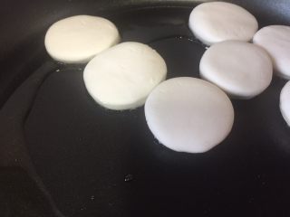 11、蜂蜜红糖粑粑,放入面饼