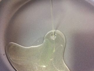 10、蜂蜜红糖粑粑,不粘锅倒入适量的油