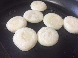 12、蜂蜜红糖粑粑,面饼有一些鼓高就可以翻面了，当然你也可以煎至两面金黄，反正你满意就好哈