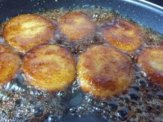 15、蜂蜜红糖粑粑,翻面，面饼都挂满了糖浆，糖浆浓稠了即可关火