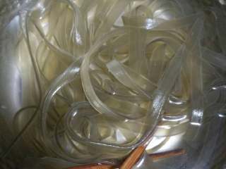 2、麻辣粉,红薯粉泡好，没这么多时间的煮软也行，我就是开火煮的，捞水里备用