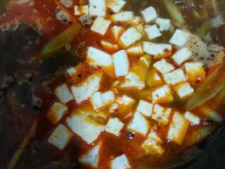 8、麻辣粉,从冰箱里翻到的冻豆腐也切成块放进去了，家里有丸子阿，肠阿什么的，宝宝们都可以放，就在粉煮的差不多熟了的时候放就行了，放太早了的话就越煮汤越糊