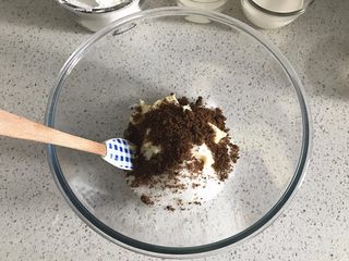 1、金顶蓝莓麦芬,黄油室温软化后加入红糖及砂糖打发至体积变大颜色变浅。（此时可以预热烤箱200度）