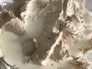 2、金顶蓝莓麦芬, 加入淡奶油，继续搅打均匀