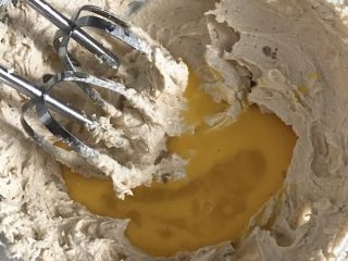 3、金顶蓝莓麦芬, 少量多次加入蛋液，每次蛋液与黄油充分搅打混合后再次加入，以免水油分离。