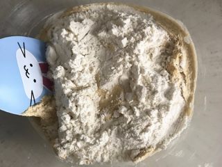 4、金顶蓝莓麦芬, 筛入三分之一的粉类，搅拌均匀后加入一半的牛奶，搅拌均匀