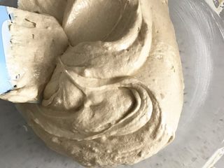 5、金顶蓝莓麦芬, 第一次加入粉类以及牛奶后搅拌好的样子。