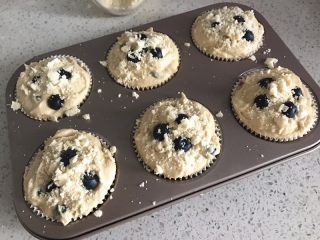 10、金顶蓝莓麦芬, 继续将剩余面糊装入纸杯。表面放蓝莓颗粒以及撒酥粒装饰。