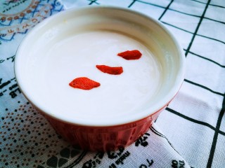 10、塑身美颜夏季酸梅汤&姜汁撞奶,待牛奶稍凉至85度左右，将牛奶冲入姜汁中。