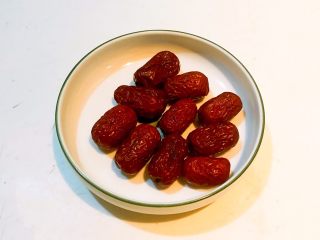 2、冰糖雪梨莲子羹,若羌红枣