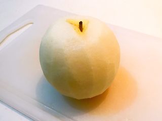 5、冰糖雪梨莲子羹,把雪梨削皮