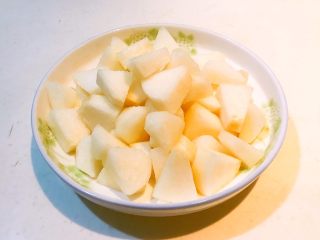 7、冰糖雪梨莲子羹,把雪梨切成小块