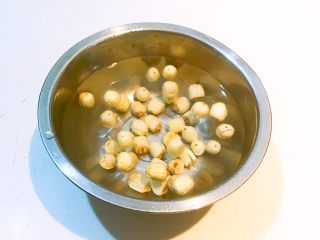 8、冰糖雪梨莲子羹,莲子清洗干净