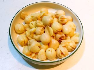 11、冰糖雪梨莲子羹,把莲子捞出来