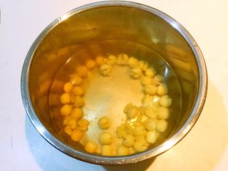 10、冰糖雪梨莲子羹,莲子煮熟了