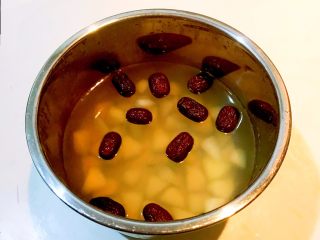 14、冰糖雪梨莲子羹,雪梨和若羌红枣煮好了