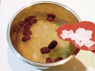 16、冰糖雪梨莲子羹,加入冰糖