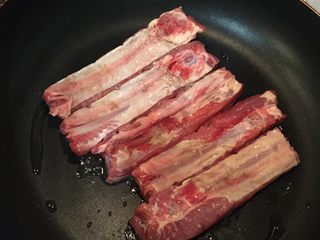 1、姜烧肋排,平底锅里倒油，肋排放下去稍微煎一会儿；